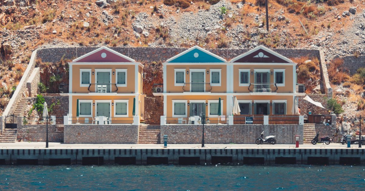 Къщи край морето на гръцки остров