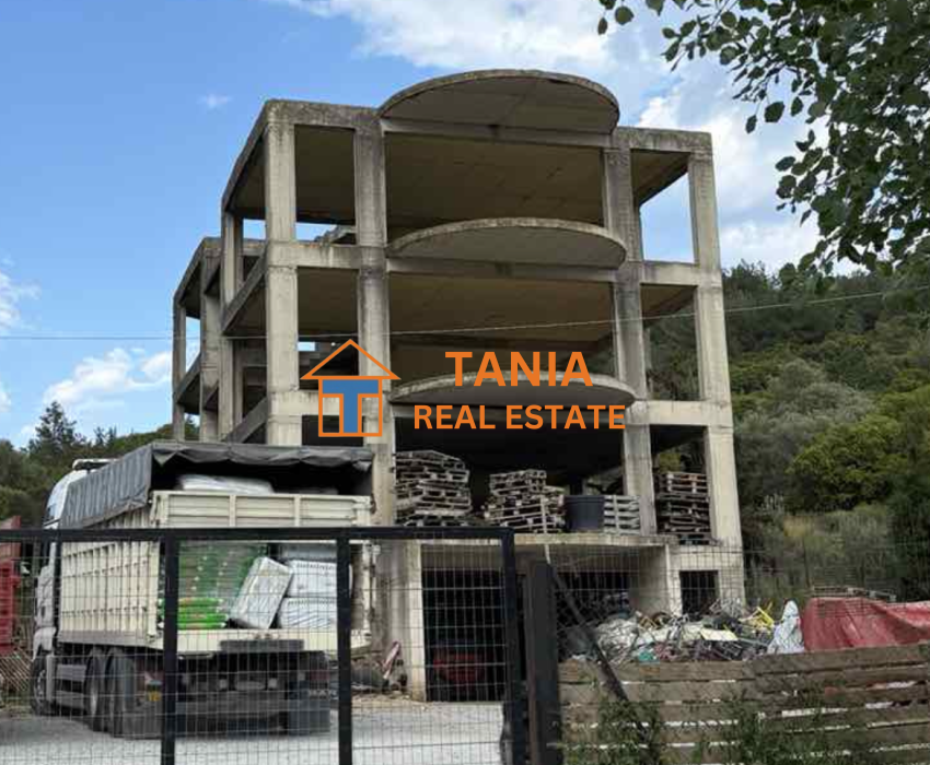 Парцел с постройка за продажба в Неа Ираклица